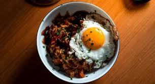 Angkat dan tambahkan daun bawang, biji wijen, minyak wijen sesuai selera. Nasi Goreng Kimchi Rasanya