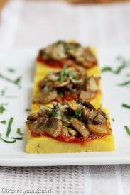 Sono ottimi i crostini con funghi porcini , i crostini con le uova e i funghi porcini, oppure i crostini con la robiola o gustosi ravioli di pasta sfoglia farciti con i funghi porcini. Crostini Di Polenta Ai Funghi E Grana Pane E Gianduia