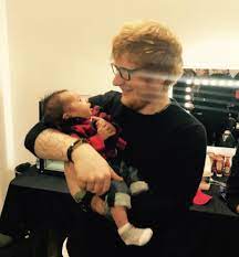 Der sänger ed sheeran ist in aller munde. Ed Sheeran Auf Diesem Bild Zeigt Er Seine Freundin Bravo
