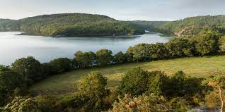 Situé au pied de mûr de bretagne, le lac de guerlédan est le plus grand lac de bretagne et s'étend sur plus de 13 km (300 ha environ). Der Lac De Guerledan Und Der Nantes Brest Kanal Tourisme Bretagne