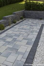 Der Farbverlauf Des Pflasters Und Die Wilde Verlegeart Schaffen Einen Schon Lebendigen Weg Der Durch Den Garten Fuhrt Der Hel Garten Pflaster Vorgarten Garten