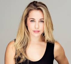 We are very excited to welcome Elise Pacicco as one of the newest members  of the MOMIX family! 💛 Originally from Charlotte, Elise graduated magna  cum laude from Wake Forest University where