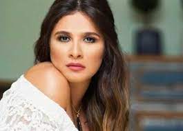 حصدت الفنانة المصرية، ياسمين عبد العزيز، أكثر من مليون مشاهدة عبر حسابها على موقع إنستغرام للتواصل الاجتماعي، بسبب مقطع مصور من حفل تخرج ابنتها من زوجها الأول، رجل الأعمال، محمد حلاوة. ÙƒÙŠÙ Ø±Ø¯Øª ÙŠØ§Ø³Ù…ÙŠÙ† Ø¹Ø¨Ø¯ Ø§Ù„Ø¹Ø²ÙŠØ² Ø¹Ù„Ù‰ Ø§Ø¹ØªØ±Ø§Ù Ø£Ø­Ù…Ø¯ Ø§Ù„Ø¹ÙˆØ¶ÙŠ Ø¨Ø­Ø¨Ù‡ Ù„Ù‡Ø§ Ø§Ù„Ù…ØµØ±ÙŠ Ø§Ù„ÙŠÙˆÙ…
