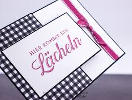 Letztens habe ich einen schwung einfacher karten gebraucht und so habe ich ein kleines format gewählt ( 6 x 21 cm, gefalzt bei 10,5 ) und mit dem großen stempel hier kommt ein lächeln aus dem stempelset lächeln aus papier bestempelt. Video Tutorial Klappkarte
