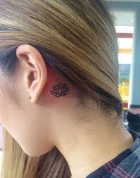 I mean, a cute small little arrow behind the ear would be perfection, no? Tatto Flower Tattoo Behind Ear Meaning