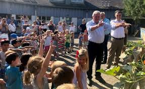 Das sind ehefrau und kinder. Volker Bouffier Besucht Beitragsfreie Kita In Bad Vilbel Informationsportal Hessen