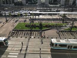 À lyon, nous desservons les gares de lyon perrache, lyon saint exupéry et lyon part dieu. A La Gare De Grenoble L Intermodalite Au Balcon L Interconnexion N Est Plus Assuree