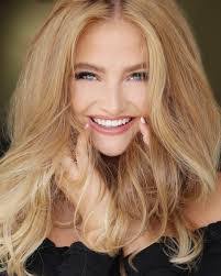 Elle Cook's Instagram, Twitter & Facebook