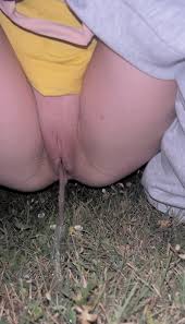 今週末キャンプ中に草むらでパイパンおしっこするのをこのサブは喜ぶ