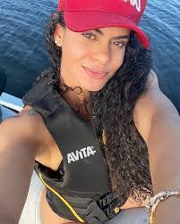 Amanda Diniz's Instagram, Twitter & Facebook