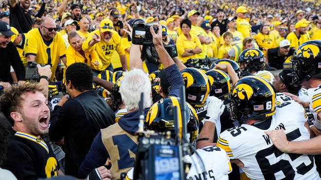 Reece Vander Zee, Iowa defeats Michigan with last-second TD