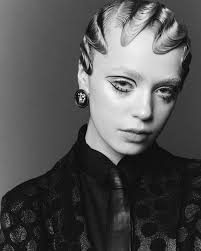 Fresh new layers for Sharon! Shorter layers at front. Medium layers at  back! Vacationing until oct 28 ✈️ _  #torontohairstylist#torontohairsalon#layers#curtainbangs