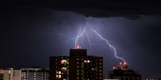 Grosse grêle, vents destructeurs ou pluies torrentielles. Orages Violents Au Quebec Une Veille Est Emise Par Environnement Canada Narcity