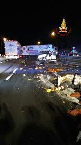 Incidente a1 oggi, muore camionista. A1 Incidente Nella Notte Contro Furgone Che Effettuava Lavori Ferito 50enne Del Valdarno Valdarno Oggi