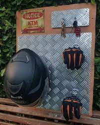 pin en soporte casco moto