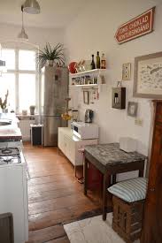 Wir bieten eine schöne helle wohnung mit angebundenem pflegedienst und gemeinschaf. Schone Kuche In Berlin Mit Holzdielenbiden Und Grossem Fenster 3 Zimmerwohnung In Berlin Prenzlauer Berg Kuche Kitc Wohnung Kuche Altbau Kuche Haus Kuchen