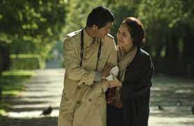 Kisah ainun, sebagai remaja di usianya, memiliki kisah cinta dia menjadi idola di sekolahnya dan menjadi incaran banyak siswa pria, termasuk habibie. A Love Eternal Habibie Ainun