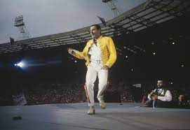 Freddie mercury fut officiellement diagnostiqué séropositif en 1987, un an avant l'album barcelona. J Ai Senti Le Sol Trembler Le 12 Juillet 1986 Le Jour Ou Queen A Regne Sur Le Rock En Mettant Wembley A Ses Pieds