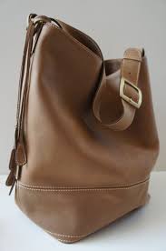 Los zapatos color camel se ven con frecuencia en las pasarelas de moda y forman también parte del calzado más habitual. Carteras De Cuero Color Camel The Art Of Mike Mignola