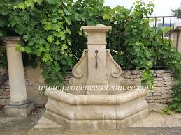 Fontaine Exterieure En Pierre Taillee A La Main Modele Saint Tropez Fon18 155 N 1 Fontaine Exterieur Fontaine De Jardin Fontaine Pierre