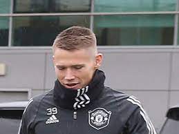 The analysis of scott mctominay's biography involves his childhood story, early life, parents, family background, girlfriend/wife to be, lifestyle, net worth and personal life. Manchester United Give Scott Mctominay Boost And Team News Vs Watford Manchester Evening News