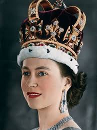 La reina Isabel explica cómo usa la corona sin afectar su cuello