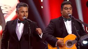 Ayer se emitió la tercera y última semifinal de yo soy, en la que el programa de chilevisión definió a cuatro nuevos participantes que competirán en la gran final, con lo que completó a los 10 imitadores que buscan ser el mejor de esta temporada. Con Mucha Elegancia El Duo Dinamico Se Presento En La Gala De Yo Soy Chilevision