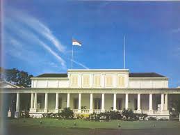 Istana ini lalu dinamakan paleis te koningsplein (istana koningsplein) atau masyarakat sering menyebutnya sebagai istana gambir karena banyak pohon gambir yang tumbuh di sekitar lapangan koningsplein. Istana Kepresidenan Situs Web Kepustakaan Presiden Presiden Republik Indonesia