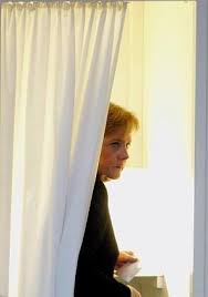 Sie suggeriert, merkel werde heimlich in ihrer wohnung abgehört, wenn sie und ihr mann über die wichtigsten themen diskutieren! Berlin Spahangriff Auf Merkels Wohnung Der Spiegel