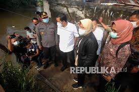 Context sentences for pemindahan in english. Mensos Kucurkan Rp 1 8 M Untuk Korban Banjir Di Manado Republika Online