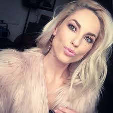 A quién le gustaría que #BárbaraDeLaMori volviera a ser rubia otra vez?  👸😍 #Repost Delamori ️