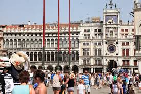 Avec ce site, vous n'aurez besoin d'aucune autre aide pour passer une tâche ou un niveau difficile, mais plutôt des codycross habitant de la cité des doges réponses, des solutions supplémentaires et des trucs et. Video Envahie De Touristes Venise Perd Ses Habitants