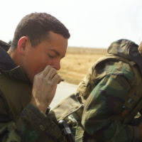 US Marine Corps (USMC) GUNNERY Sergeant (GYSGT) F. A. Jacobs,  Communications Company (CO), Headquarters Battalion (HQ BN), 1ST Marine  Division (MAR DIV bows down before the memorial dedicated to USMC GYSGT  Shawn
