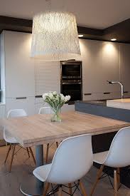 Mesas de cocina en muebles boom online. Una Cocina Actual En Tonos Contemporaneos Y Madera De Roble Mesas De Cocina Islas De Cocina Decoracion De Comedor