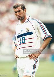 Op 1 april 2005 stelde zidane zich vervolgens weer beschikbaar als speler voor het. Zinedine Zidane Fussballspieler Der Franzosischen Nationalmannschaft Zinedine Zidane Football Football Players