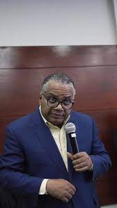 Disfrutando con mi hno Kinito Méndez en el show de los 30 años de Peña  Suazo … waooo!!! Cuanta alegría con estos hnos … una noche cocotúa!!!!