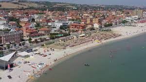 Un bagno al mare dopo l' acqua presa in abruzzo ci voleva. Marotta Scattata La Stagione Turistica Spiagge Libere Le Novita Oltrefano It
