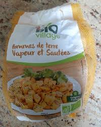 Les plants de pommes de terre germés, ici la variété charlotte bio, sont placés germe en haut tous les 33 centimètres. Pommes De Terre Bio Village 1 5 Kg