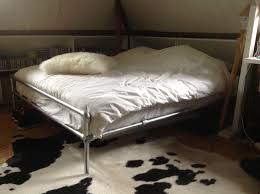 diy tweepersoonesbed van steigerbuizen gekke bedden tweepersoonsbed bed