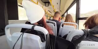 Yabancı bir kız insanlarla dolu bir otobüste mastürbasyon yapıyor ve sikimi  emiyor
