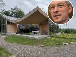 Schweizer Architekt baut Traumhaus um riesigen Findling