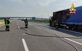 Una colonna di fumo denso visibile a chilometri di distanza. Incendio Autocarro Alimentato Con Gnl Lungo La A4 Torino Milano Video Mi Lorenteggio Com