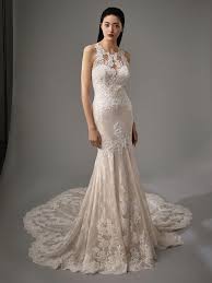 Jan 23, 2020 · hochzeitskleid und anzug noch mal anprobieren und notfalls ändern lassen festlegung des genauen ablaufs am tag der hochzeit (wer kontrolliert die tischdeko, wer kümmert sich um angereiste gäste. Puderfarbenes Fit And Flare Brautkleid Mit Illusion Ausschnitt Raffinierter Ruckenlosung Und Schleppe Von Blue By Enzoani Modell Miller Heiraten Mit Braut De