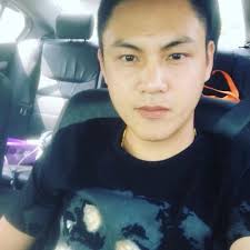 瑞北路跟公正路路口在抓紅燈右轉，順便監看夜市是否偷擺！