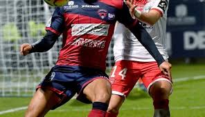 Les maillots de football 2013/2014 de clermont foot de marque patrick, valenciennes chez uhlsport et les 3 maillots de nîmes chez errea. Clermont Foot Un Mysterieux Maillot En Preparation Clermont Ferrand 63000