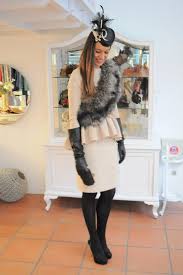 Las botas de agua y los paraguas quedan geniales en los reportajes de boda. Invitada En Una Boda De Dia En Invierno Vanessa Datorre En Stylelovely Com Vestido Corto Boda Invitada Vestidos De Boda Invitadas Vestidos Cortos Boda