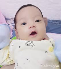 Bộ ảnh nhìn qua tưởng 2 mẹ bầu đang đọ bụng, đến khi soi tổng thể thì ai  cũng cười lăn lộn