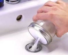 11 Astuces Pour Une Salle De Bain Toujours Propre Deboucher Evier Trucs Et Astuces Maison Nettoyant Salle De Bain