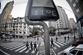 4 5 nevascas desse porte são frequentes em países como canadá e rússia, acima da latitude 50°.vale ressaltar que precipitações de neve com grandes acúmulos no solo são extremamente raras no brasil. Onda De Frio No Brasil E A Mais Intensa Em Quatro Anos Diz Inmet Jovem Pan