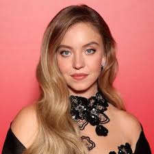 You know how Hollywood LOVES an archetype face? Is Sydney Sweeney supposed  to be this generation's Amanda Seyfried? I think they bungled the pass...  but I can see what they were aiming